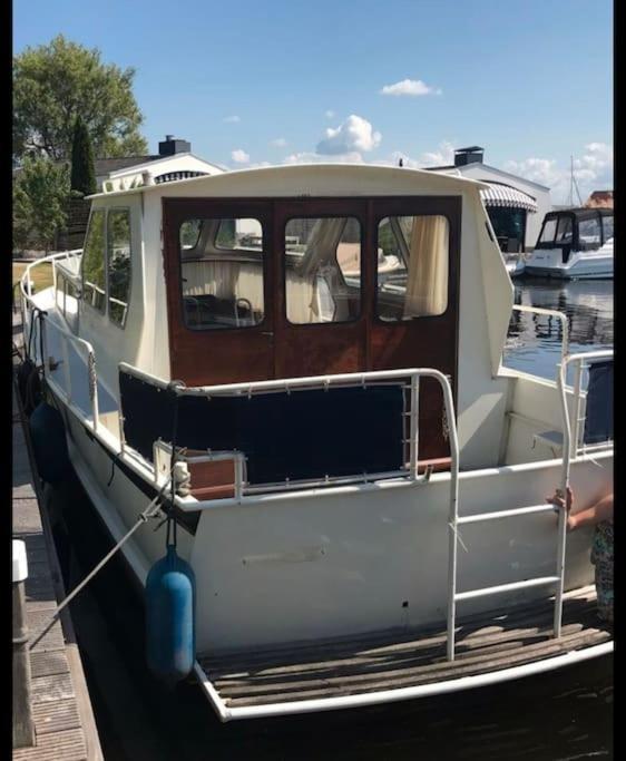 Suesses Motorboot - Bremen Ueberseestadt Extérieur photo