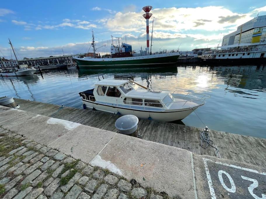 Suesses Motorboot - Bremen Ueberseestadt Extérieur photo