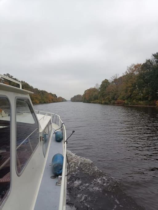 Suesses Motorboot - Bremen Ueberseestadt Extérieur photo