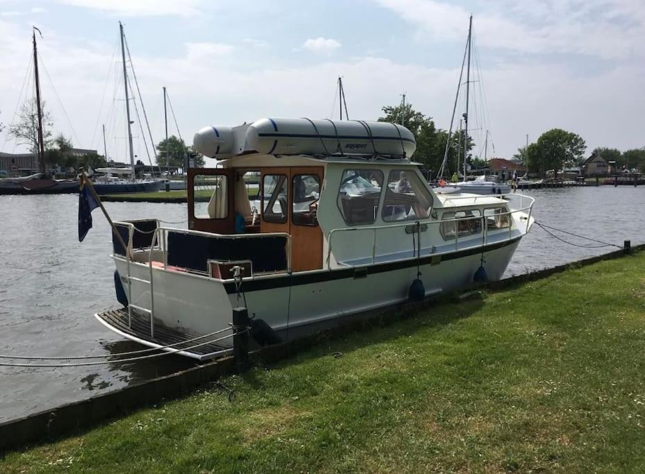 Suesses Motorboot - Bremen Ueberseestadt Extérieur photo