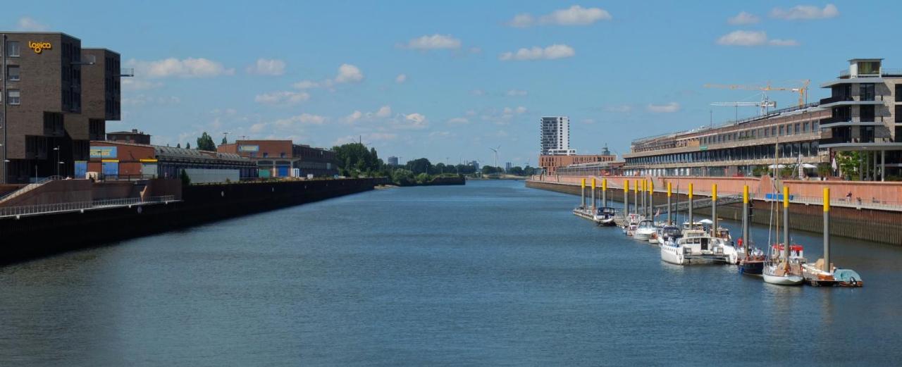 Suesses Motorboot - Bremen Ueberseestadt Extérieur photo