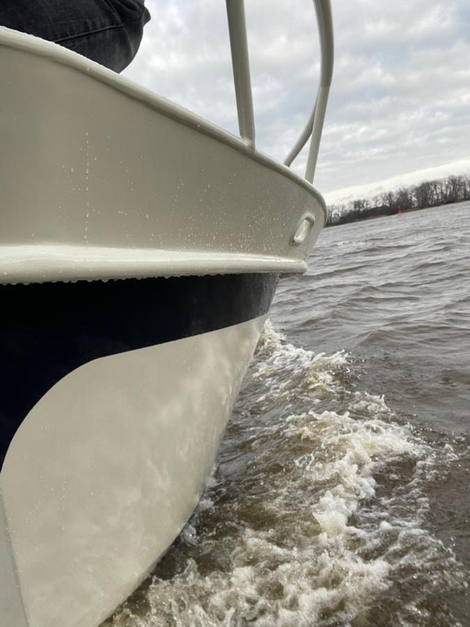 Suesses Motorboot - Bremen Ueberseestadt Extérieur photo