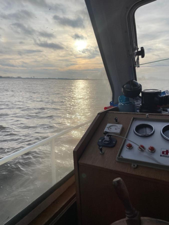 Suesses Motorboot - Bremen Ueberseestadt Extérieur photo