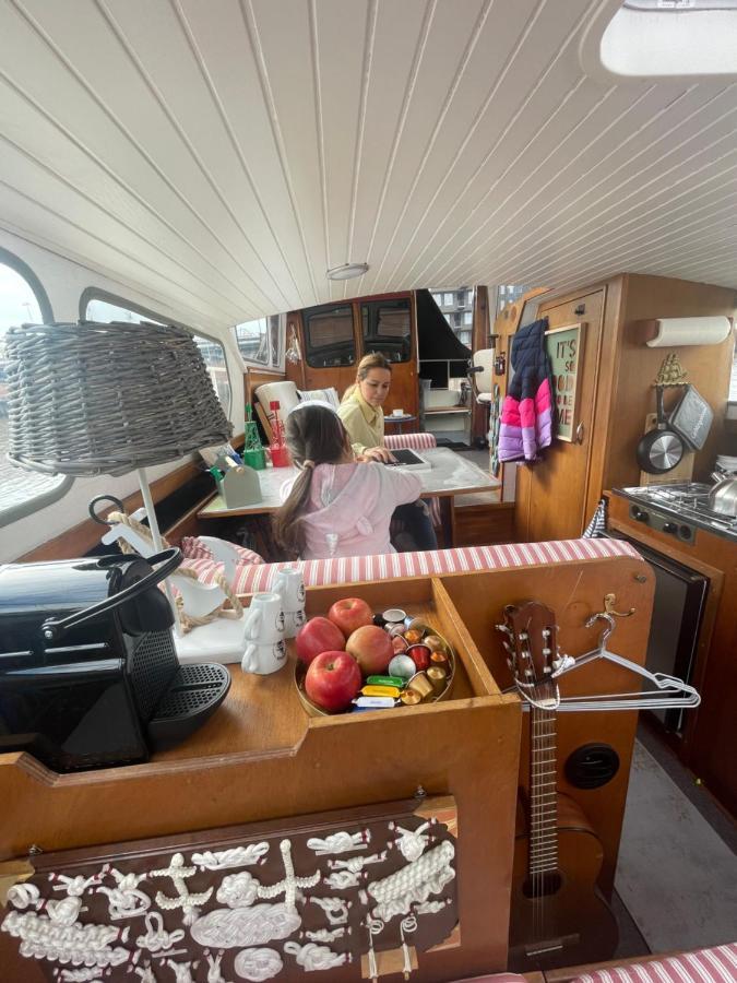 Suesses Motorboot - Bremen Ueberseestadt Extérieur photo