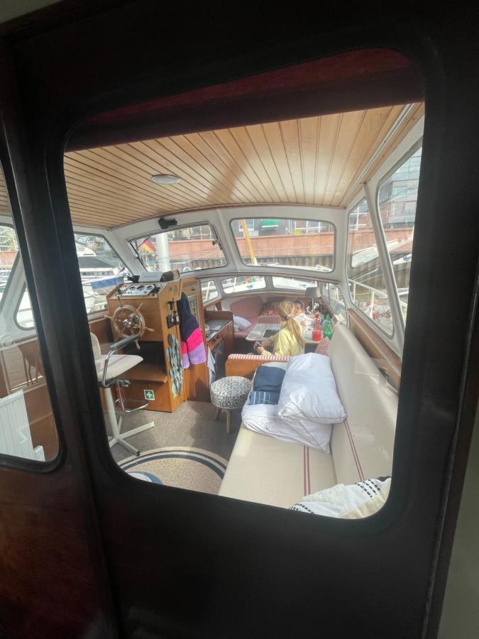 Suesses Motorboot - Bremen Ueberseestadt Extérieur photo