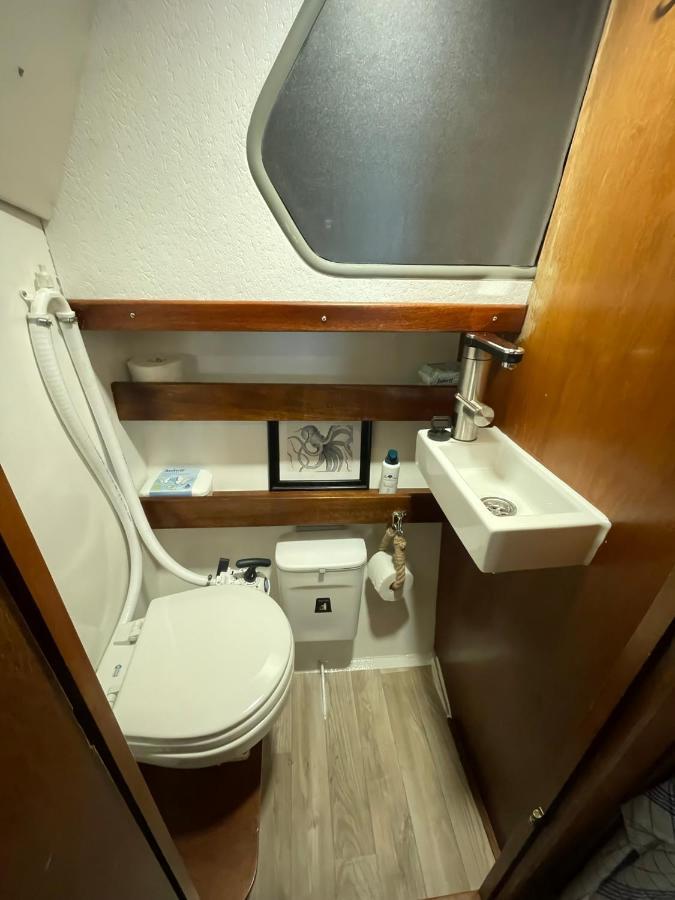 Suesses Motorboot - Bremen Ueberseestadt Extérieur photo